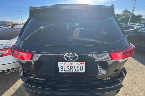 Midnight Black Metallic 2019 Toyota Highlander XLE