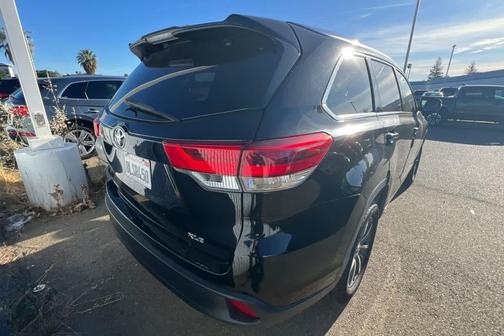 Midnight Black Metallic 2019 Toyota Highlander XLE