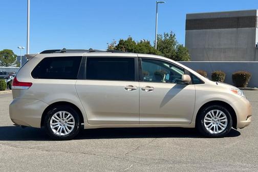 Sandy Beach Metallic 2014 Toyota Sienna XLE