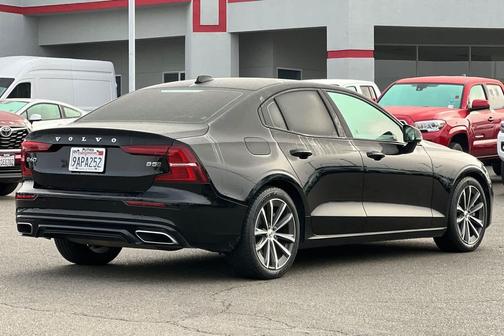 2022 Volvo S60 T5 Momentum