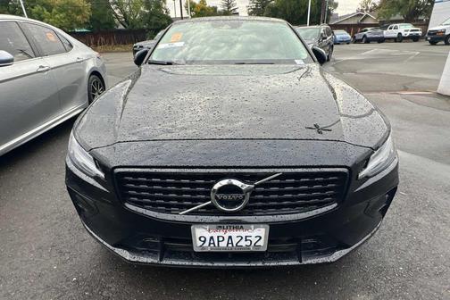 2022 Volvo S60 T5 Momentum