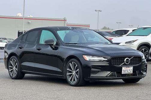 2022 Volvo S60 T5 Momentum