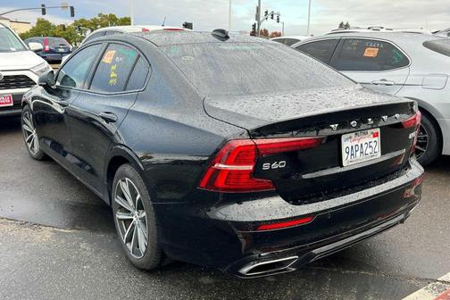 2022 Volvo S60 T5 Momentum