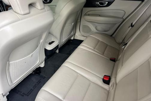 2022 Volvo S60 T5 Momentum