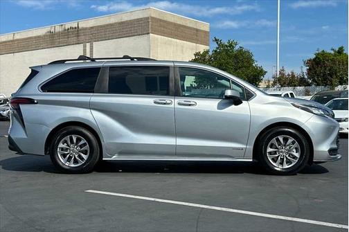 2021 Toyota Sienna LE