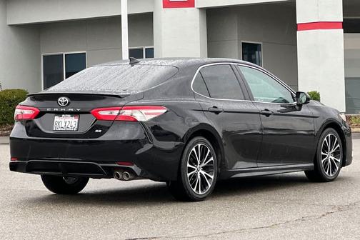 Midnight Black Metallic 2019 Toyota Camry SE