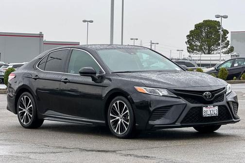 Midnight Black Metallic 2019 Toyota Camry SE