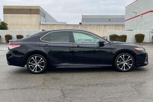 Midnight Black Metallic 2019 Toyota Camry SE
