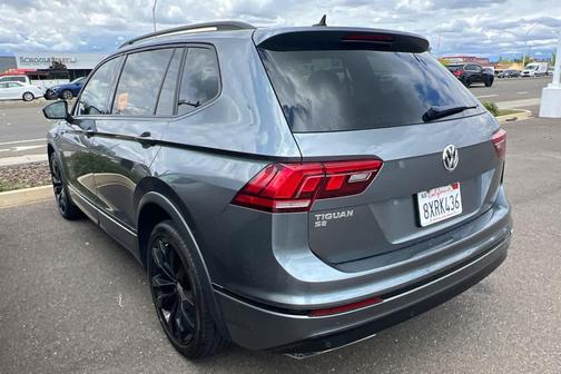 Platinum Gray Metallic 2021 Volkswagen Tiguan 2.0T SE R-Line Black