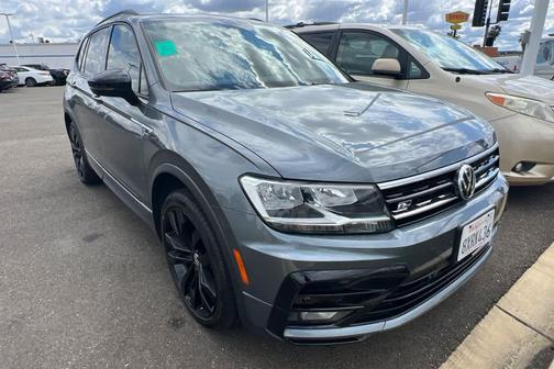 Platinum Gray Metallic 2021 Volkswagen Tiguan 2.0T SE R-Line Black