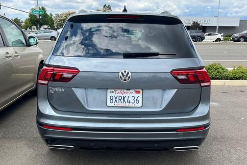 Platinum Gray Metallic 2021 Volkswagen Tiguan 2.0T SE R-Line Black