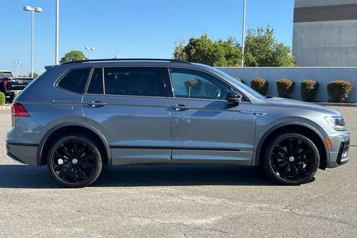 Platinum Gray Metallic 2021 Volkswagen Tiguan 2.0T SE R-Line Black