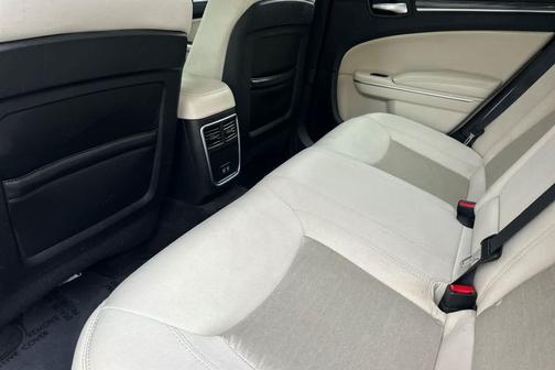 2018 Chrysler 300 Touring