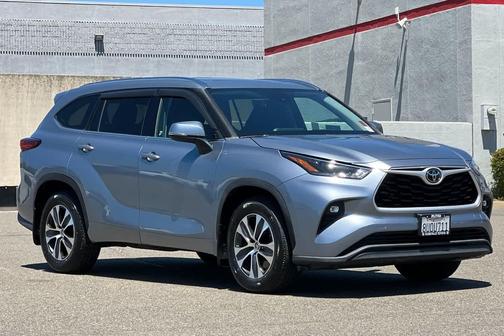 Moon Dust 2021 Toyota Highlander XLE