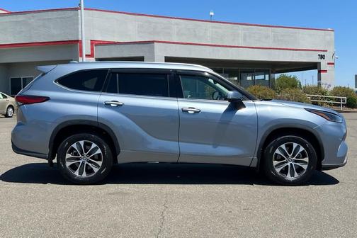 Moon Dust 2021 Toyota Highlander XLE