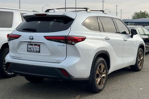 Wind Chill Pearl 2022 Toyota Highlander Hybrid XLE