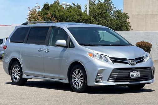 Celestial Silver Metallic 2020 Toyota Sienna XLE