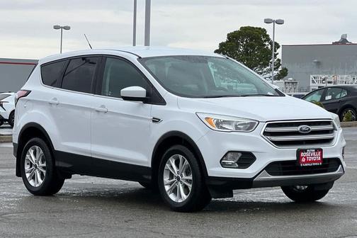 Oxford White 2017 Ford Escape SE