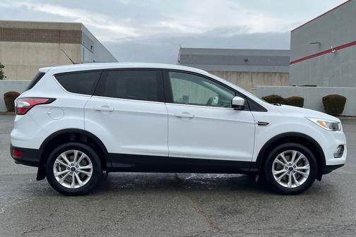 Oxford White 2017 Ford Escape SE