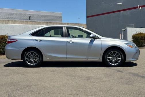 Celestial Silver Metallic 2017 Toyota Camry SE
