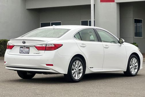 Starfire Pearl 2015 Lexus ES 300h Base