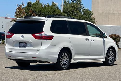 Blizzard Pearl 2018 Toyota Sienna XLE