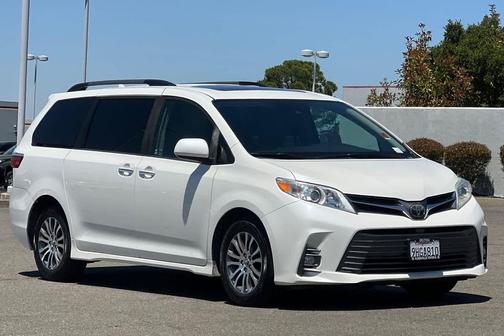 Blizzard Pearl 2018 Toyota Sienna XLE