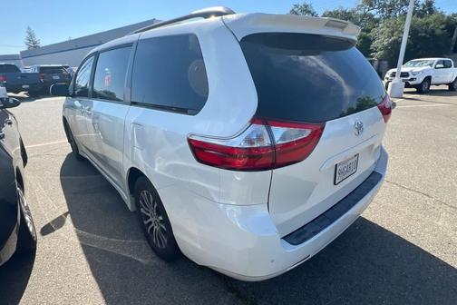 Blizzard Pearl 2018 Toyota Sienna XLE