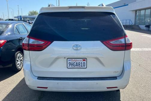 Blizzard Pearl 2018 Toyota Sienna XLE