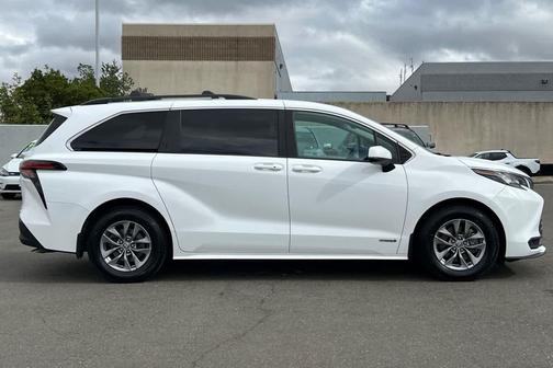 2021 Toyota Sienna LE