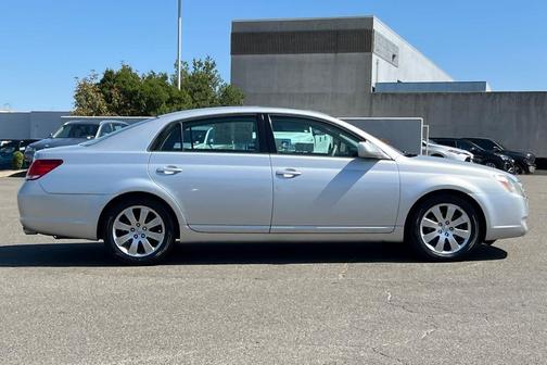 Titanium Metallic 2005 Toyota Avalon XLS