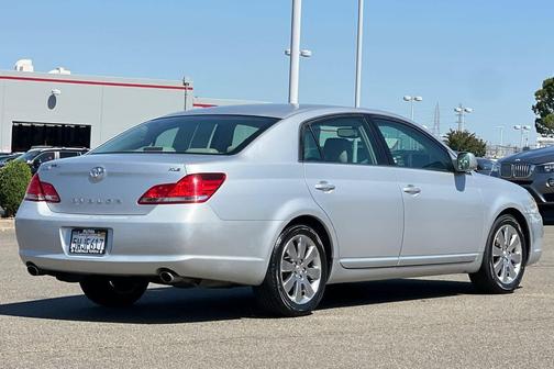 Titanium Metallic 2005 Toyota Avalon XLS