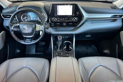 Celestial Silver Metallic 2022 Toyota Highlander XLE