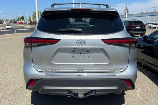 Celestial Silver Metallic 2022 Toyota Highlander XLE