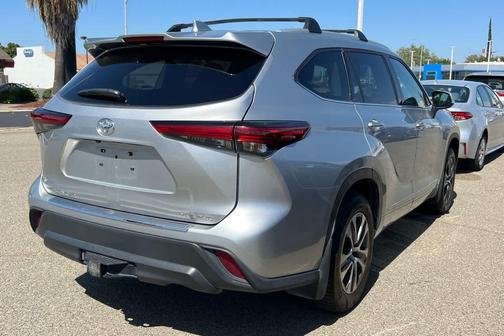 Celestial Silver Metallic 2022 Toyota Highlander XLE