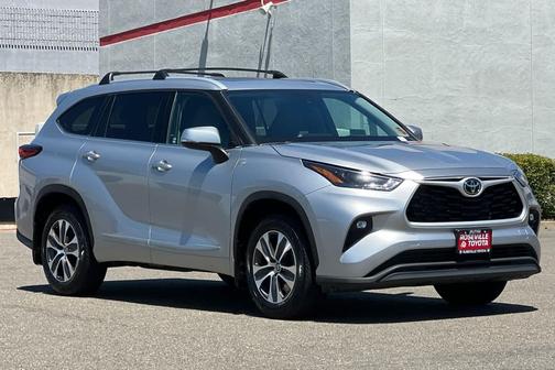Celestial Silver Metallic 2022 Toyota Highlander XLE