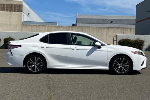 Super White 2018 Toyota Camry SE