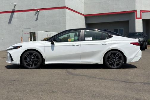 Wind Chill Pearl w/Midnight Black Metallic Roof 2026 Toyota Camry XSE