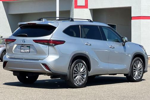 Celestial Silver Metallic 2022 Toyota Highlander Hybrid Platinum