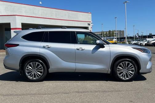 Celestial Silver Metallic 2022 Toyota Highlander Hybrid Platinum
