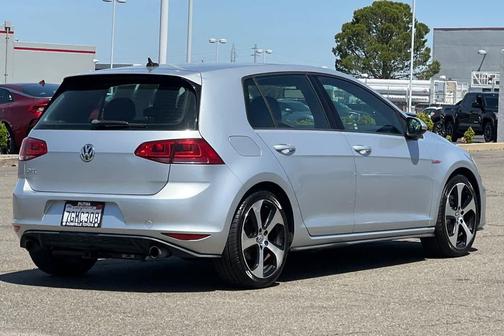 Reflex Silver Metallic 2015 Volkswagen Golf GTI 2.0T SE 4-Door