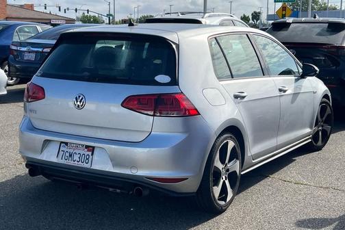 Reflex Silver Metallic 2015 Volkswagen Golf GTI 2.0T SE 4-Door