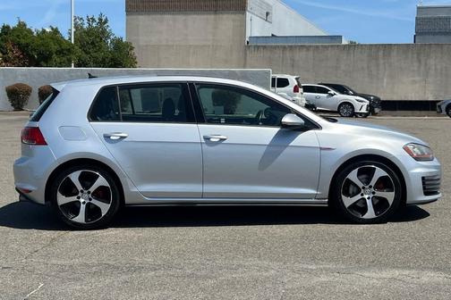 Reflex Silver Metallic 2015 Volkswagen Golf GTI 2.0T SE 4-Door