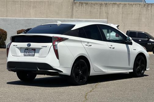 Blizzard Pearl 2016 Toyota Prius Four Touring