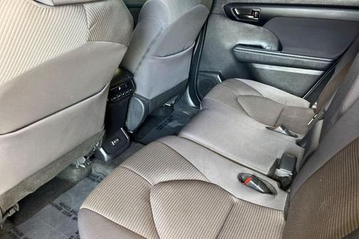 Magnetic Gray Metallic 2024 Toyota Highlander LE