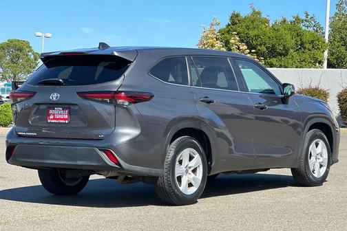 Magnetic Gray Metallic 2024 Toyota Highlander LE