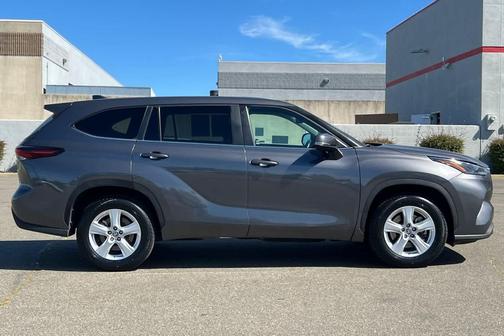 Magnetic Gray Metallic 2024 Toyota Highlander LE