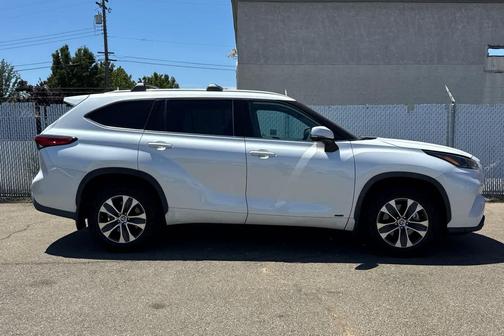 Wind Chill Pearl 2022 Toyota Highlander Hybrid XLE