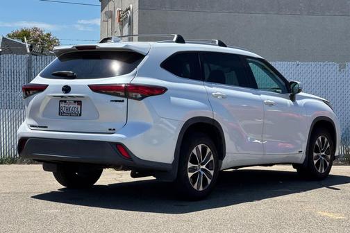 Wind Chill Pearl 2022 Toyota Highlander Hybrid XLE