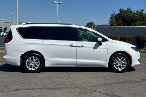 2020 Chrysler Voyager LX